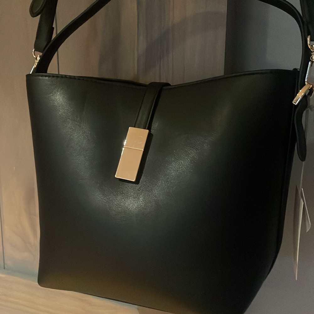 Black bag with gold accents - Picture 3 of 9